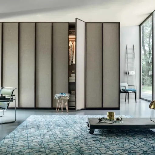  Armadio con ante battenti rivestite in tessuto Dandy di Lema