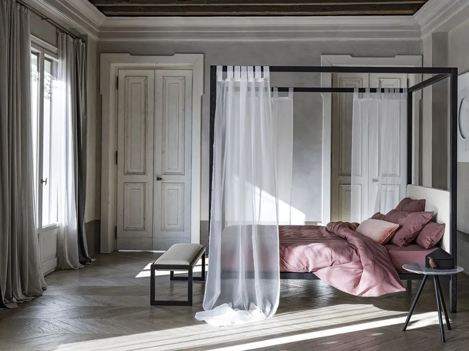 Canopy bed with solid ash wood structure and headboard covered in Ceylon fabric by Bolzan Letti.