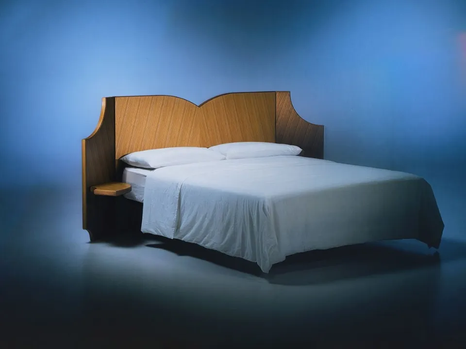 Fiocco Bed with wooden headboard by Bolzan Letti.