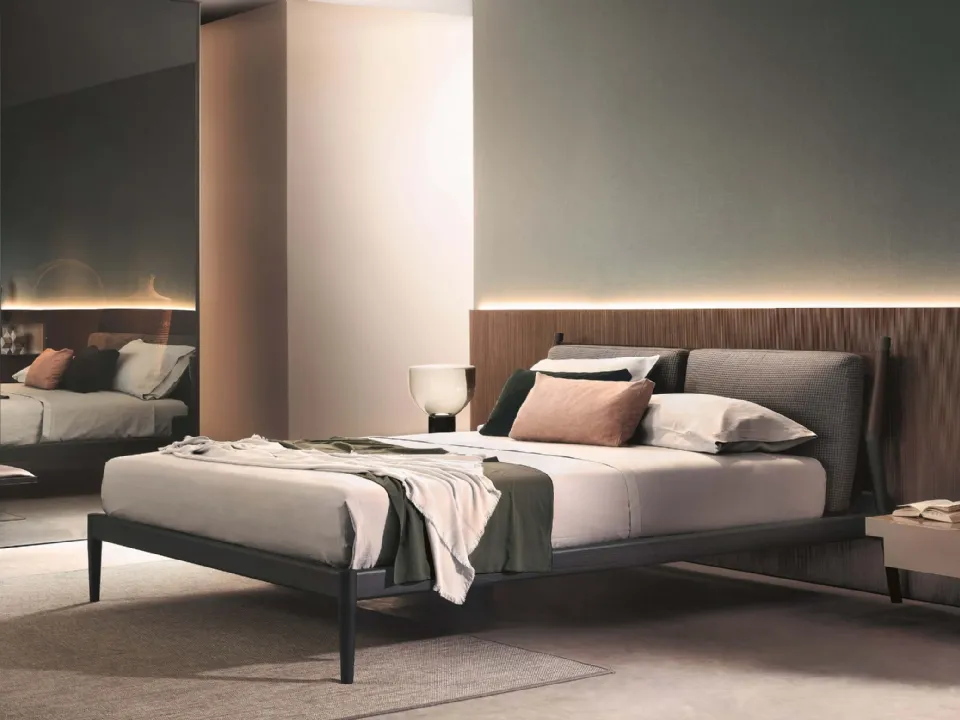 Leather and wood Maddox bed by Lema