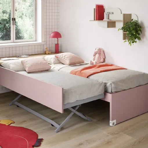 Space-saving bedroom with pull-out beds by Nidi