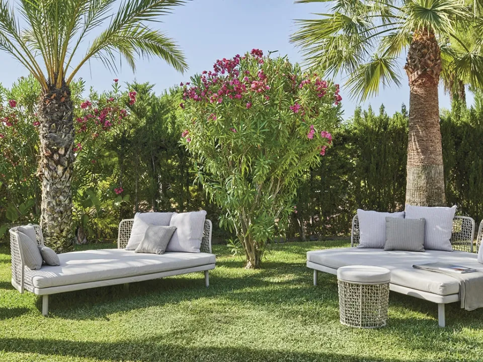 Emma Daybed Compact sofa in woven fiber by Varaschin.