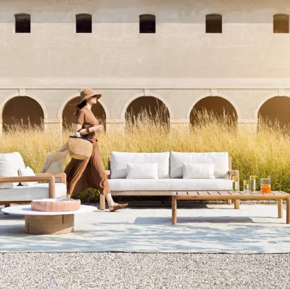 Outdoor Gianna lounge in wood and Varaschin fabric.