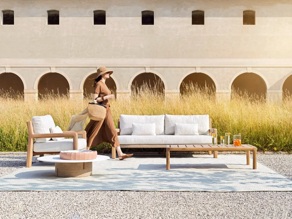 Outdoor Gianna lounge in wood and Varaschin fabric.