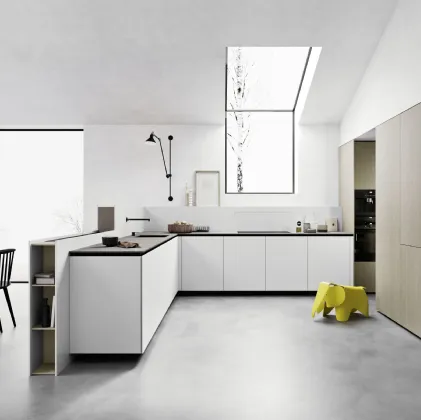 Modern corner kitchen in matte Arctic lacquer with Piasentina Gray Flamed laminam countertop by Meson's Cucine.