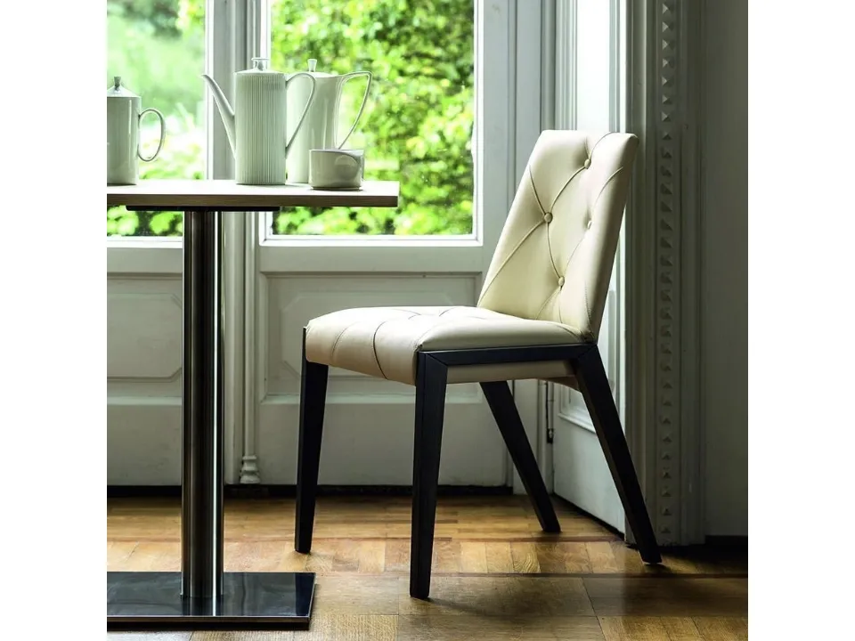 Royal 1621 chair in padded leather by Bross Italia.