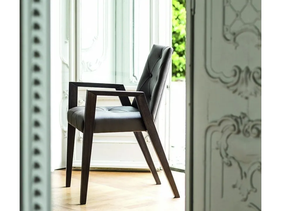 Royal 1622 chair in leather and wood by Bross Italy.