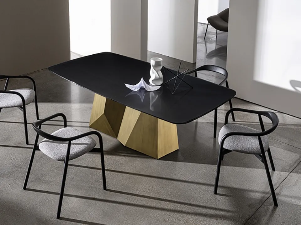 Large extendable O shaped table by Sovet.