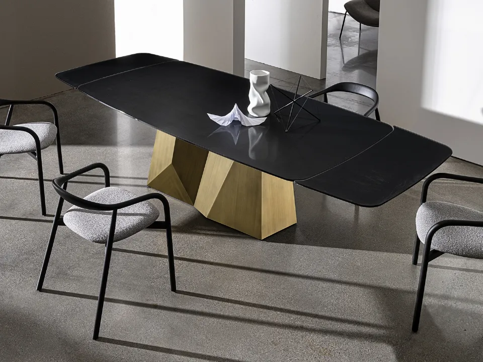 Large extendable O shaped table by Sovet.