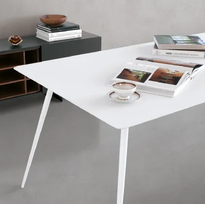 Translate the following sentence in English: Spillo table configuration 21 with white HPL top and white steel frame by Extendo.