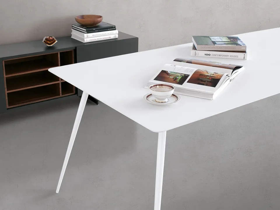 Translate the following sentence in English: Spillo table configuration 21 with white HPL top and white steel frame by Extendo.