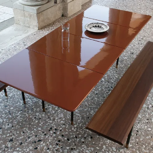 Table T8 configuration 09 in vitrified clay brick by Extendo.