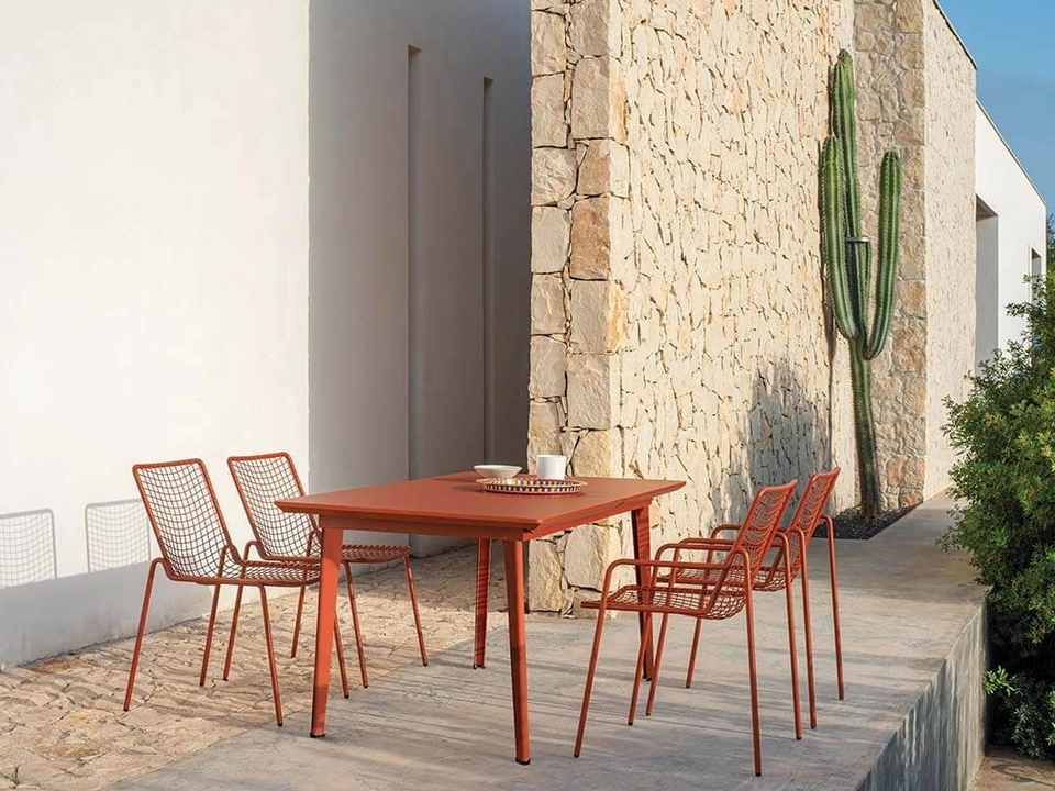 Plus 4 extendable steel table by Emu