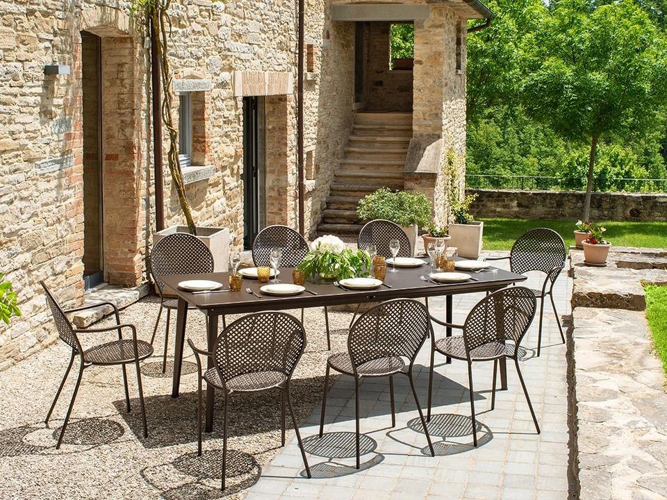 Plus 4 extendable steel table by Emu